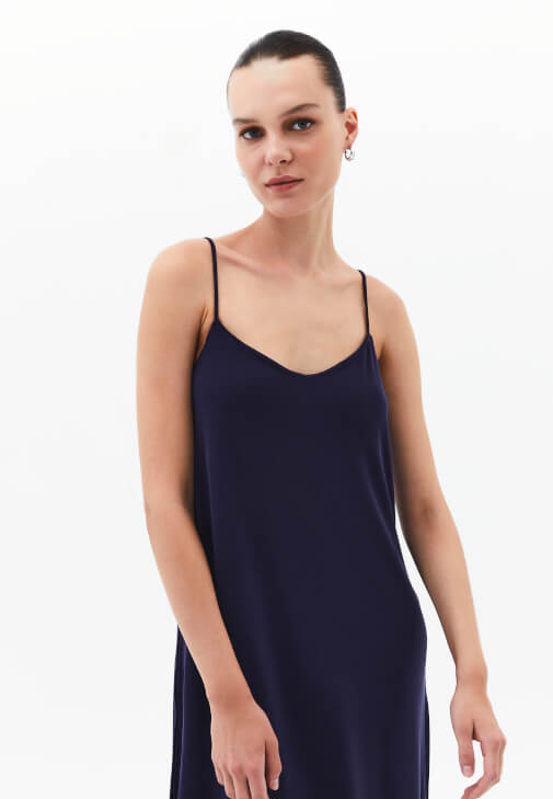 Modal Elbise ve Spor Ayakkabı Kombini