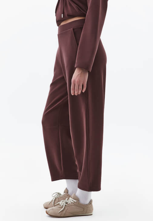 Barrel-Fit Pantolon ve Sweatshirt Kombini