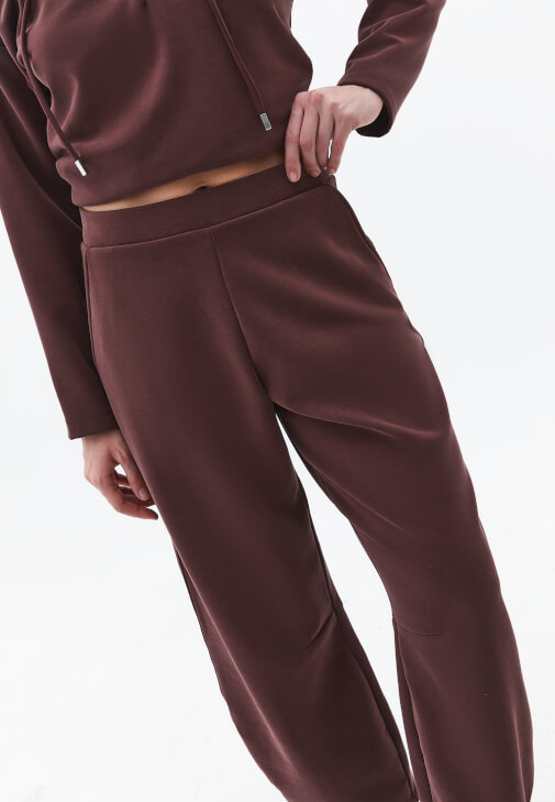 Barrel-Fit Pantolon ve Sweatshirt Kombini