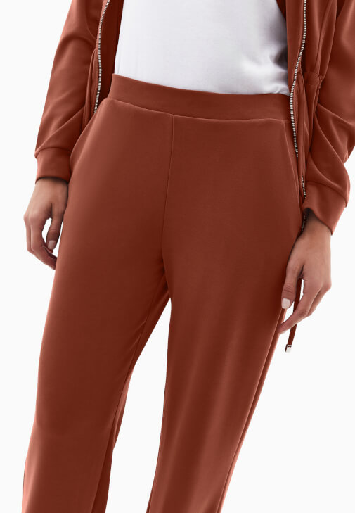 Boru Paça Pantolon ve Atlet Kombini