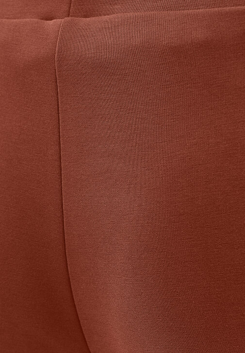 Boru Paça Pantolon ve Atlet Kombini