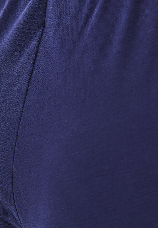 Burgu Detaylı Pantolon ve Modal Tişört Kombini