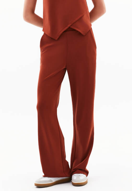 Modal Pantolon ve V Yaka Atlet Kombini