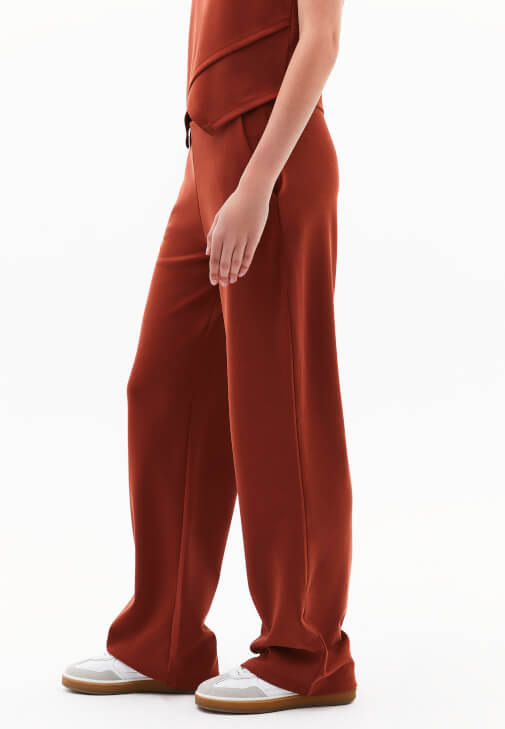 Modal Pantolon ve V Yaka Atlet Kombini