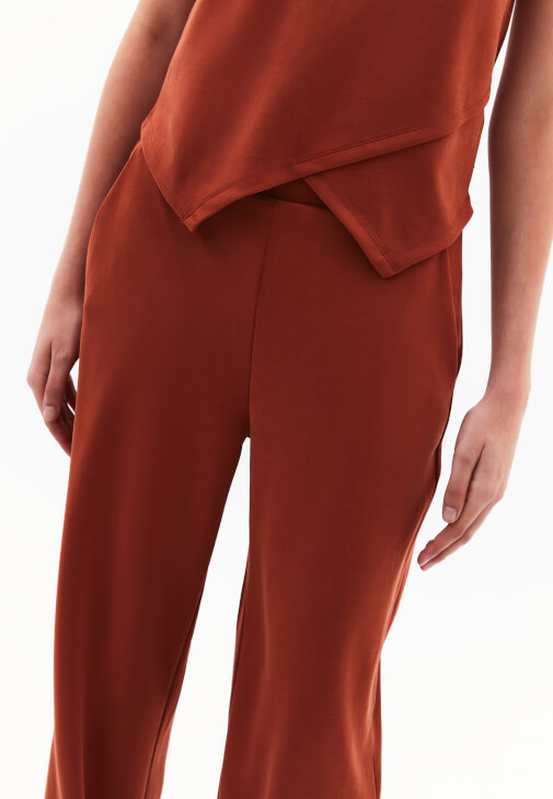 Modal Pantolon ve V Yaka Atlet Kombini