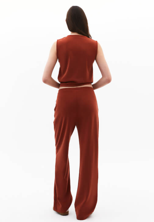 Modal Pantolon ve V Yaka Atlet Kombini