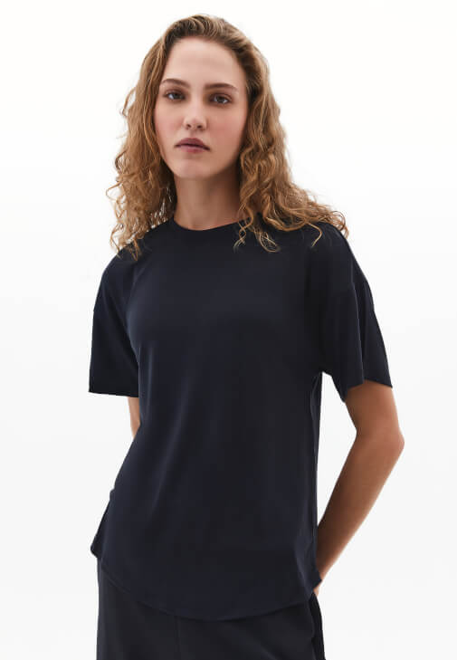 Sıfır Yaka Tişört ve Boru Paça Pantolon Kombini