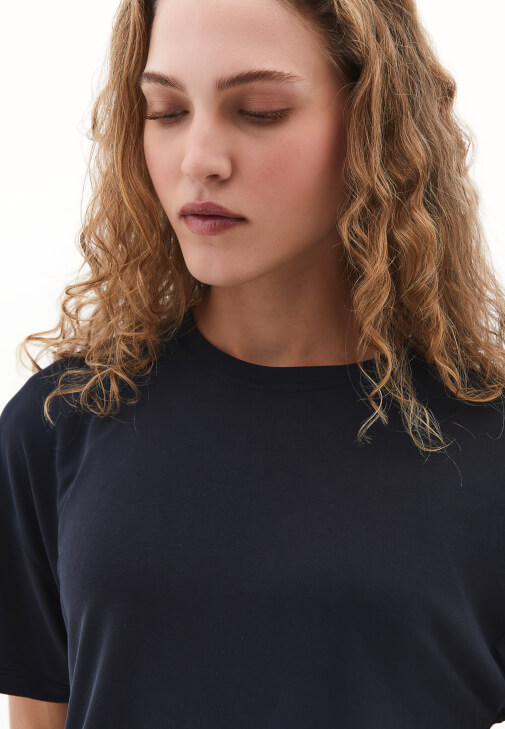 Sıfır Yaka Tişört ve Boru Paça Pantolon Kombini