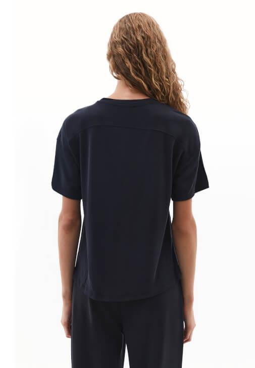 Sıfır Yaka Tişört ve Boru Paça Pantolon Kombini