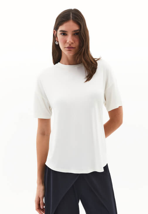 Modal Tişört ve Burgu Detaylı Pantolon Kombini