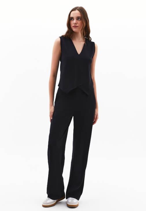 Modal V Yaka Atlet ve Pantolon Kombini