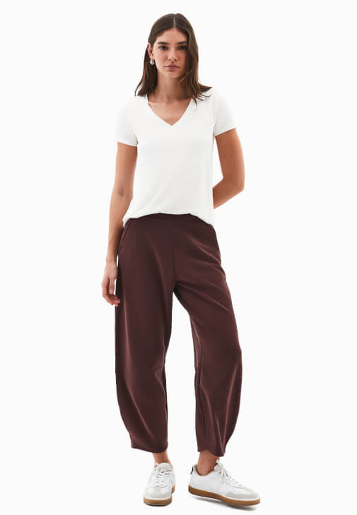 V Yaka Tişört ve Boru Paça Pantolon Kombini