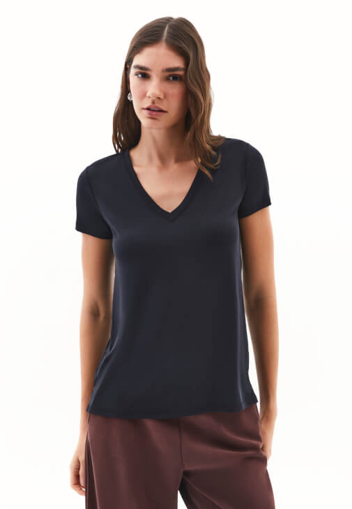 Modal V Yaka Tişört ve Boru Paça Pantolon Kombini