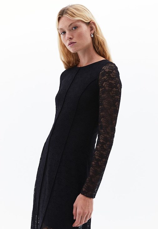 Dantelli Elbise ve Topuklu Çizme Kombini