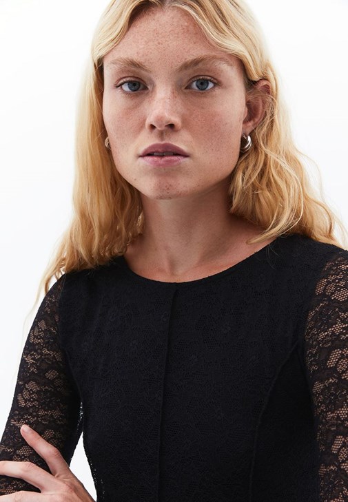 Dantelli Elbise ve Topuklu Çizme Kombini