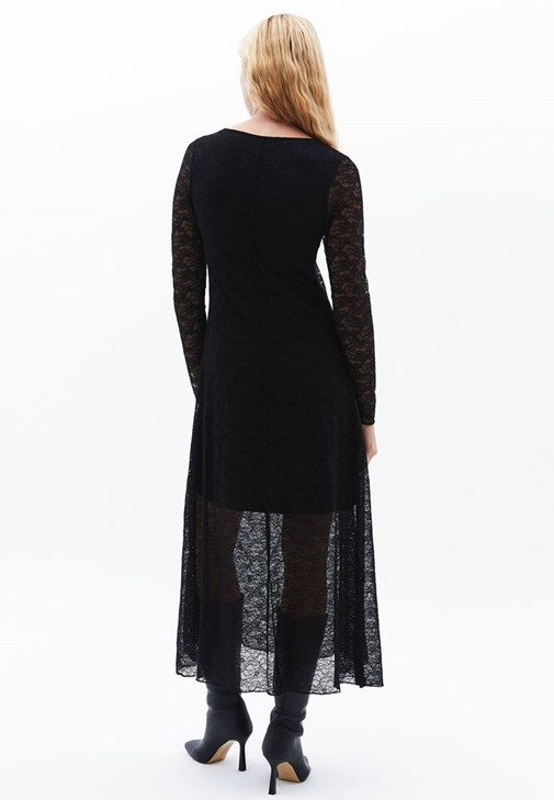 Dantelli Elbise ve Topuklu Çizme Kombini