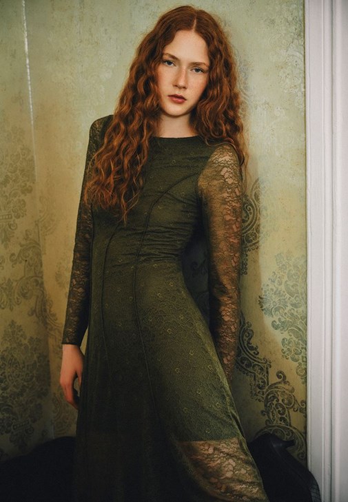 Dantelli Elbise ve Uzun Çizme Kombini