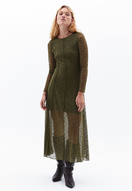 Dantelli Elbise ve Uzun Çizme Kombini