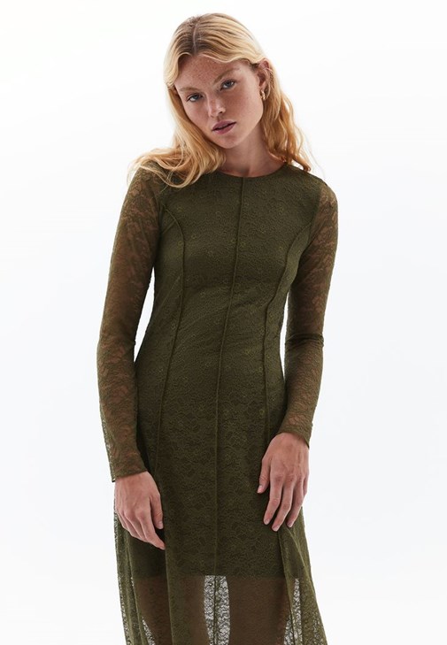 Dantelli Elbise ve Uzun Çizme Kombini