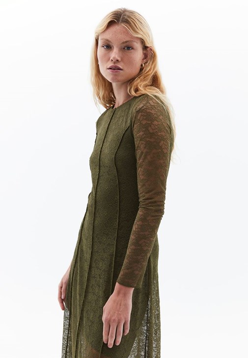 Dantelli Elbise ve Uzun Çizme Kombini