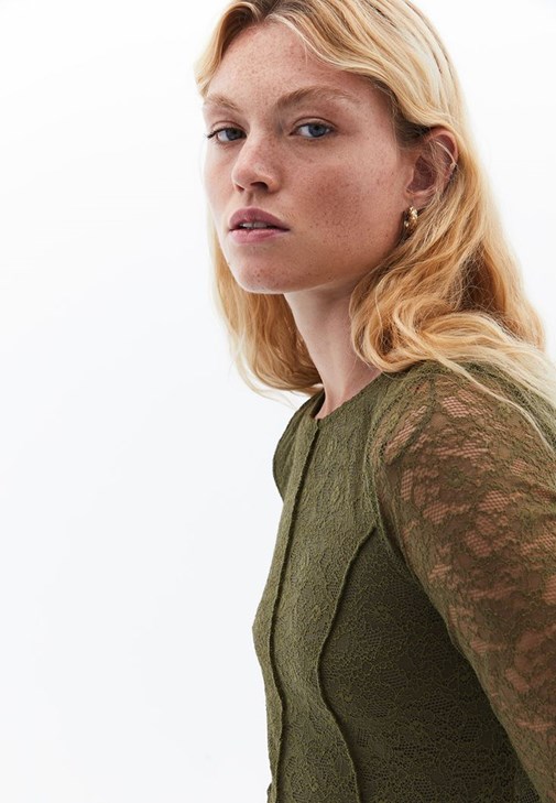 Dantelli Elbise ve Uzun Çizme Kombini