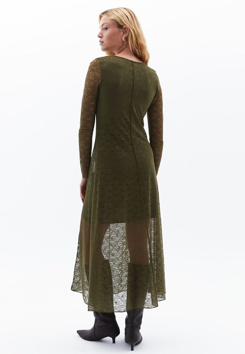 Dantelli Elbise ve Uzun Çizme Kombini