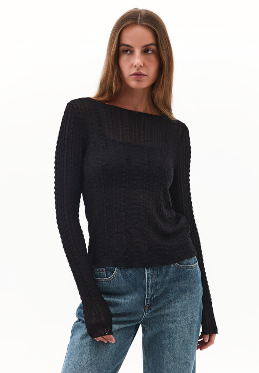 Dantelli Bluz ve Barrel-Fit Denim Kombini