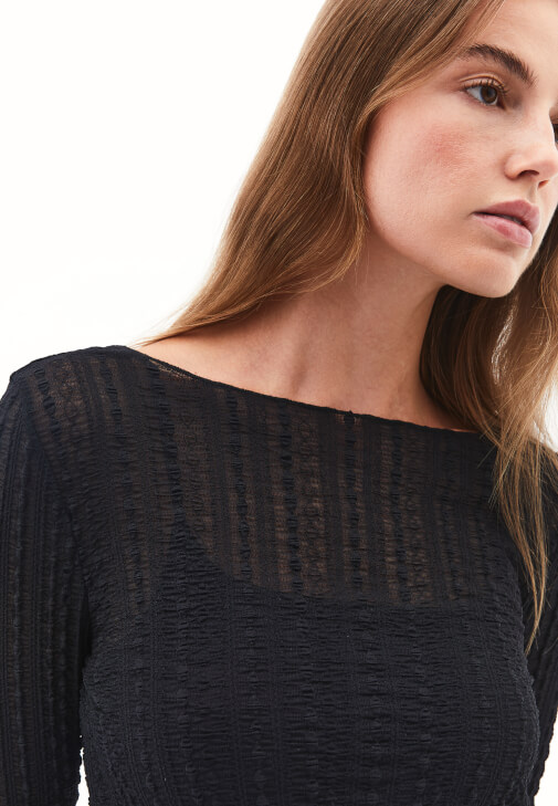 Dantelli Bluz ve Barrel-Fit Denim Kombini