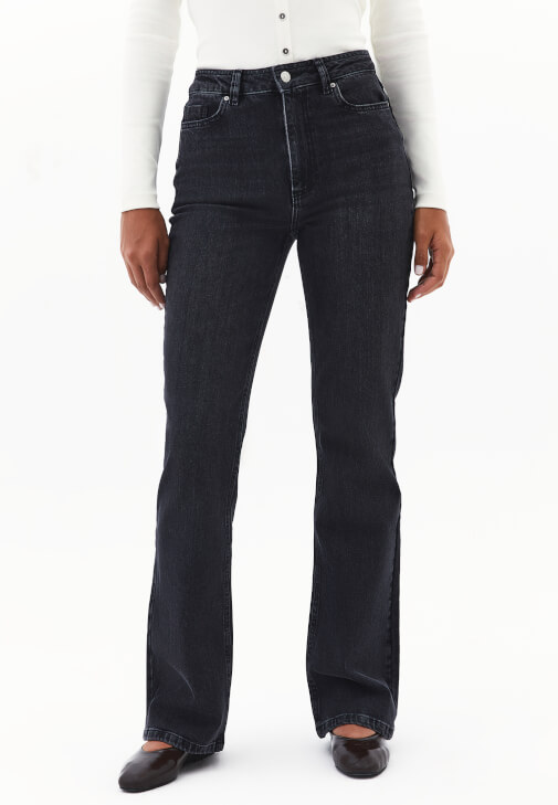 Bootcut Pantolon ve Düğmeli Tişört Kombini