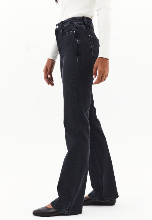 Bootcut Pantolon ve Düğmeli Tişört Kombini