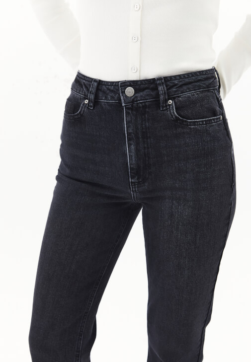 Bootcut Pantolon ve Düğmeli Tişört Kombini