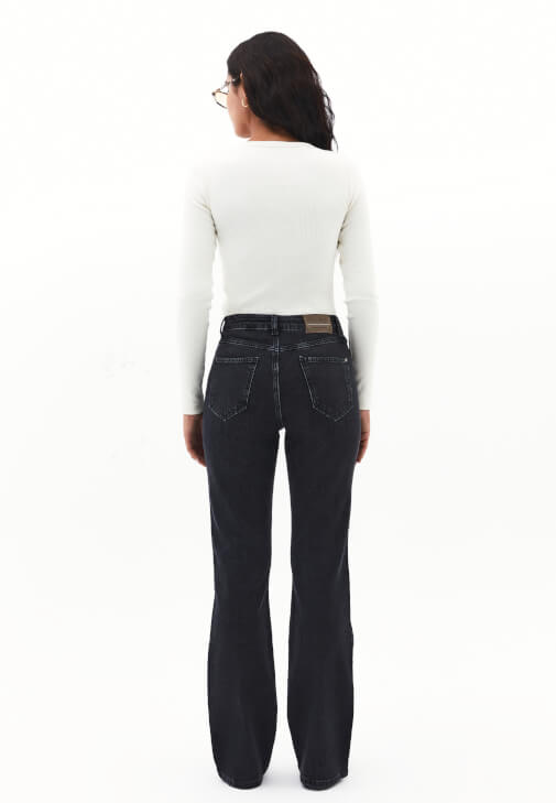 Bootcut Pantolon ve Düğmeli Tişört Kombini