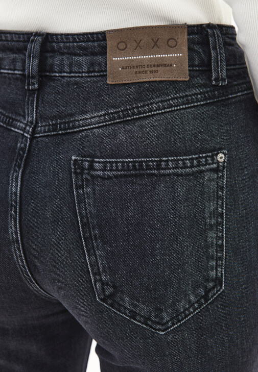 Bootcut Pantolon ve Düğmeli Tişört Kombini