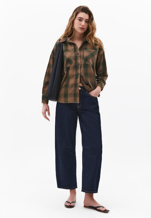  Yıkamalı Gömlek ve Barrel-Fit Denim Kombini