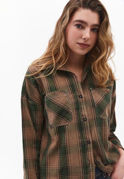 Yıkamalı Gömlek ve Barrel-Fit Denim Kombini