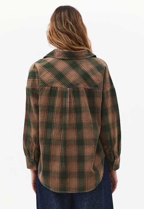 Yıkamalı Gömlek ve Barrel-Fit Denim Kombini