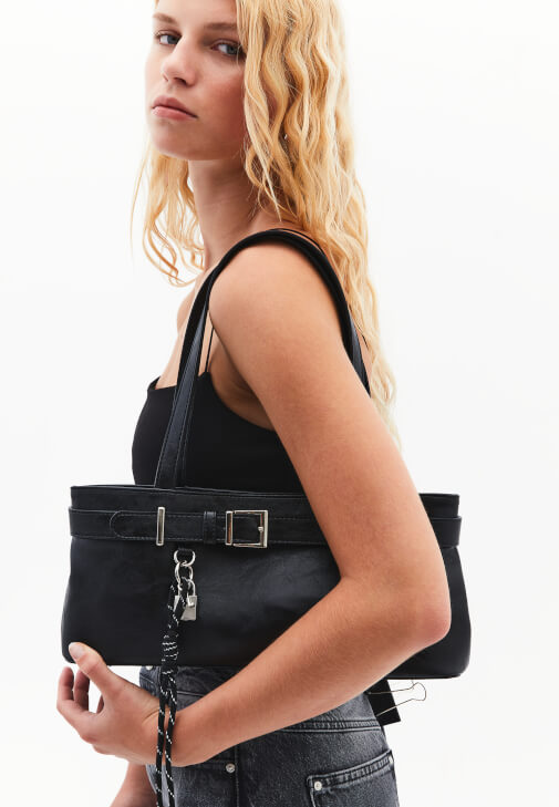 Siyah Aksesuarlı Baget Çanta