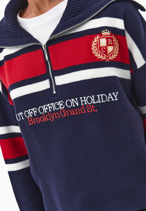 Fermuarlı Kazak ve Barrel-Fit Denim Kombini