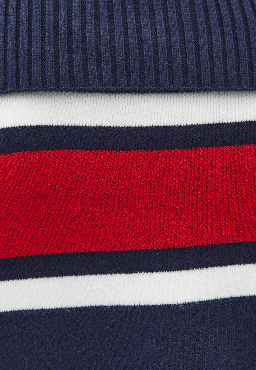 Fermuarlı Kazak ve Barrel-Fit Denim Kombini