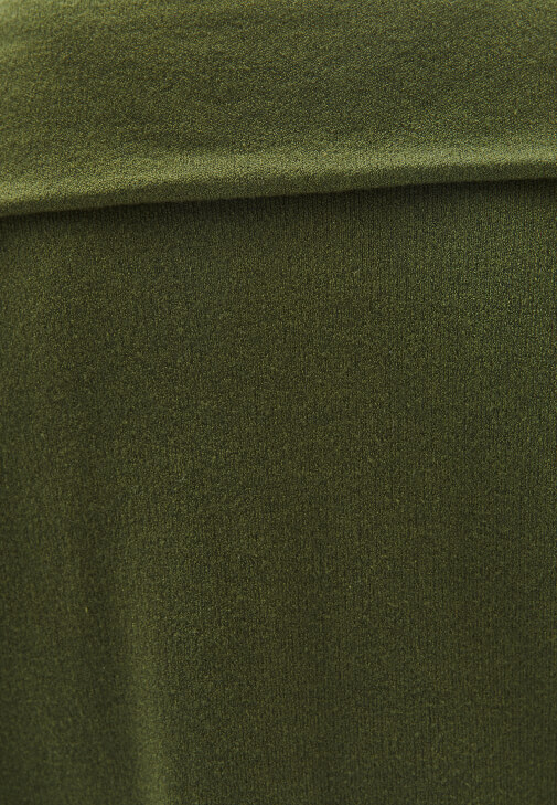 Fermuarlı Kazak ve Yüksek Bel Denim Kombini