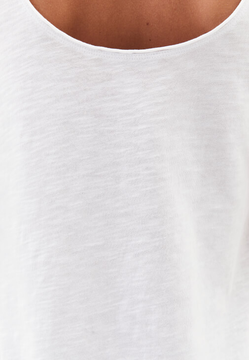 Pamuklu Atlet ve Denim Bol Paça Pantolon Kombini