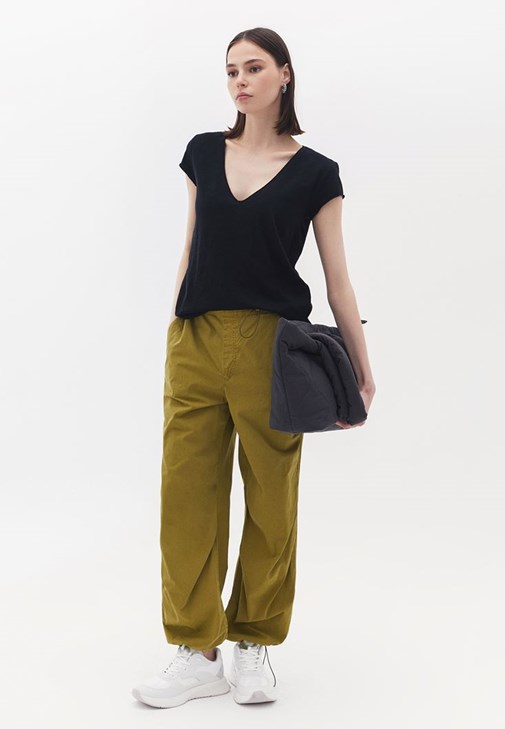 Pamuklu Tişört ve Orta Bel Jogger Pantolon Kombini