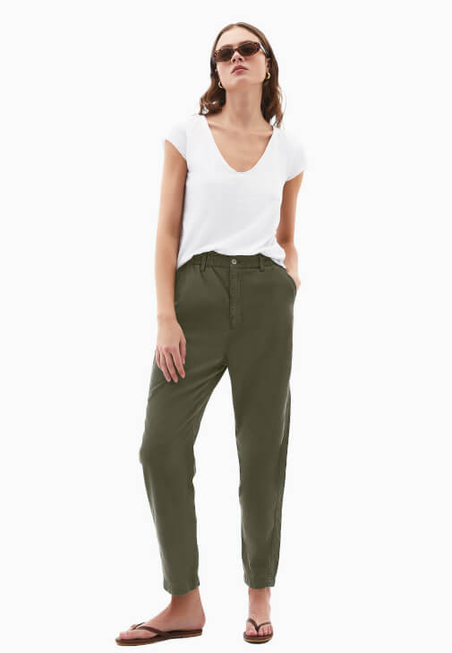 V Yaka Tişört ve Kargo Cepli Pantolon Kombini