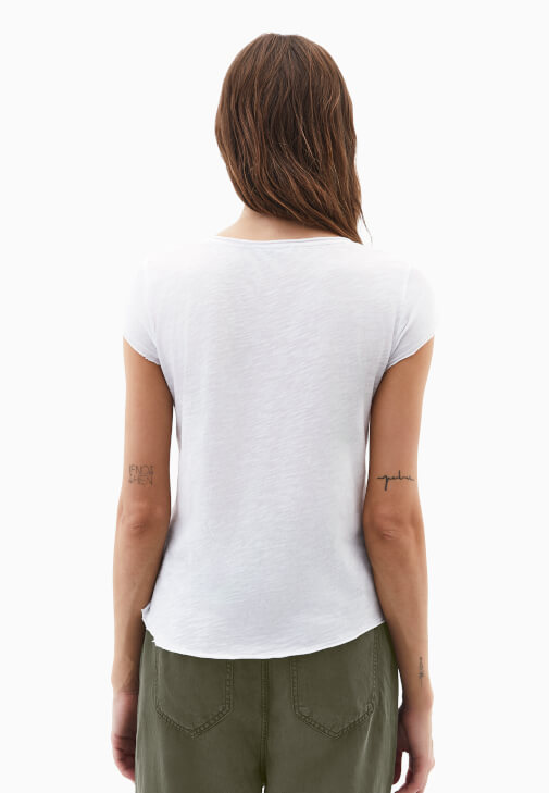 V Yaka Tişört ve Kargo Cepli Pantolon Kombini