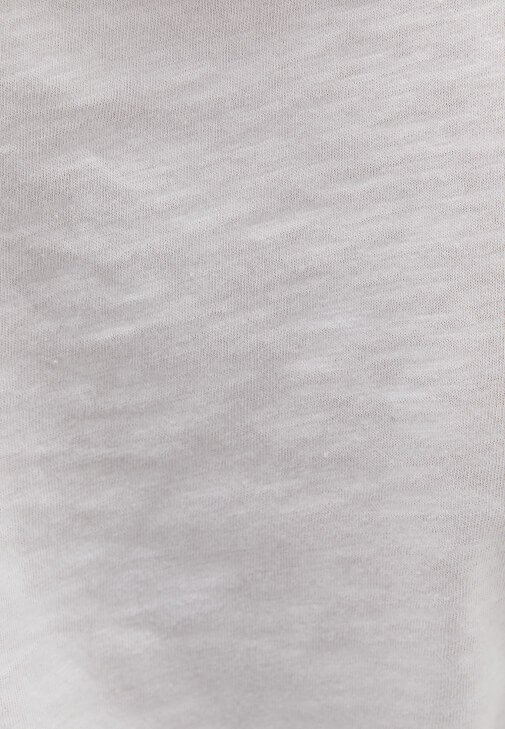 V Yaka Tişört ve Kargo Cepli Pantolon Kombini