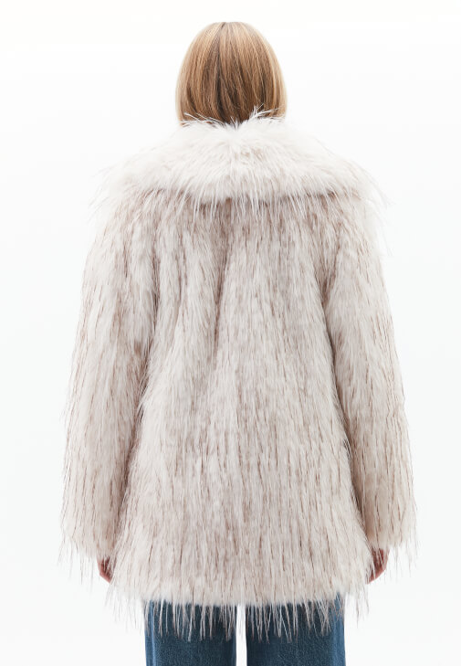 Vegan Kürk ve Wide-Leg Denim Pantolon Kombini