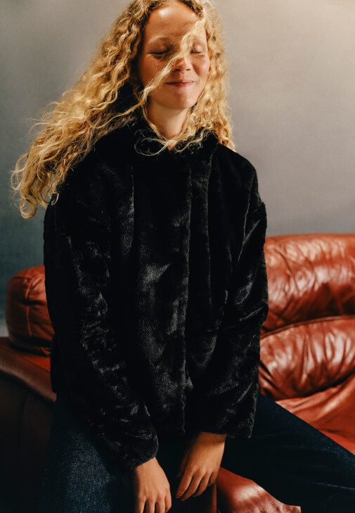 Siyah Kapüşonlu Vegan Kürk Ceket