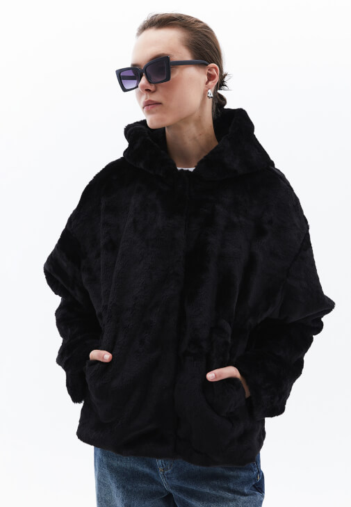 Vegan Kürk ve Straight-Fit Pantolon Kombini