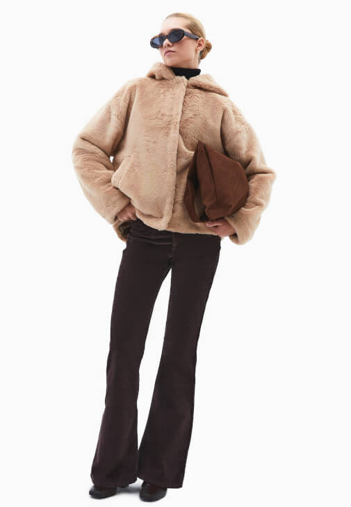 Kapüşonlu Kürk ve Kargo Pantolon Kombini