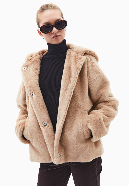 Kapüşonlu Kürk ve Kargo Pantolon Kombini